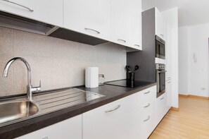 Frigorifero, microonde, forno, piano cottura