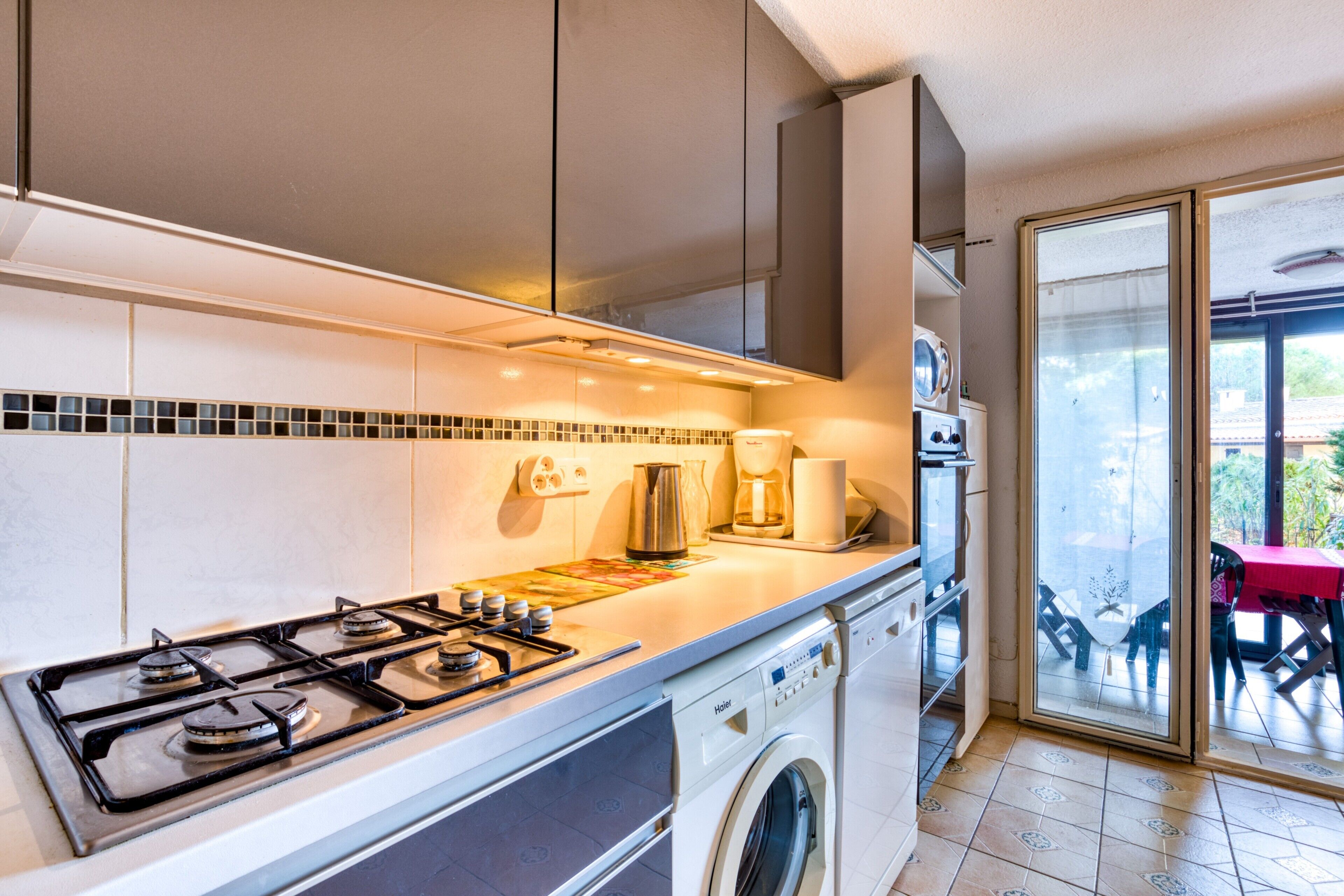 Réfrigérateur, four à micro-ondes, un four, surface de cuisson