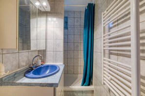 Dusche, kostenlose Toilettenartikel, Haartrockner