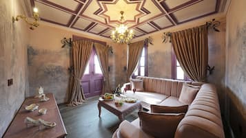 设计套房 | 起居区 | 30-英寸液晶电视 (配备卫星频道)、加热地板