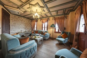 Suite de diseñador | Área de sala de estar | Televisión LCD de 30 pulgadas con canales vía satélite 