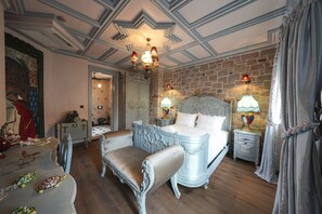 Habitación Deluxe | Ropa de cama de alta calidad y artículos del minibar gratis 