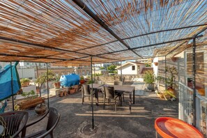 Outdoor dining - Apartment 'Dimora Anni 50' with Private Terrace, Wi-Fi and Air Conditioning (lecce)