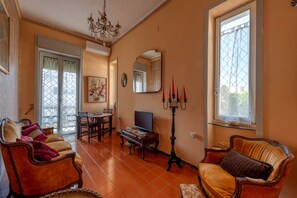 TV - Apartment 'Dimora Anni 50' with Private Terrace, Wi-Fi and Air Conditioning (lecce)