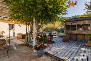 Outdoor dining - Little Périgord Paradise with Spa and Kitchen Garden (montrem)