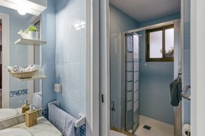 Dusche, Haartrockner, Handtücher