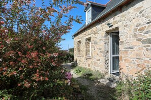 Exterior detail - Maison de pecheur en pierres  bord de mer 300 m (Pleubian)