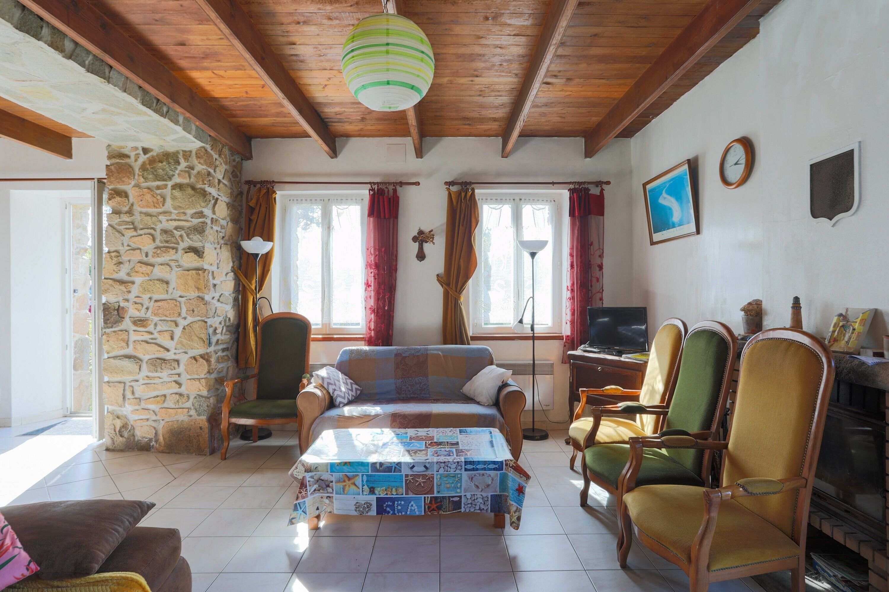 Fernseher, Kamin, Stereoanlage