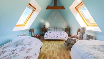 3 habitaciones y tabla de planchar con plancha