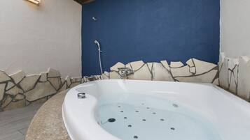 Separate tub and shower, jetted tub, free toiletries, hair dryer