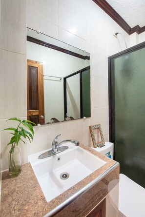Deluxe Room | Bathroom | Shower, rainfall showerhead, hair dryer, bidet - Siesta Siargao (General Luna)
