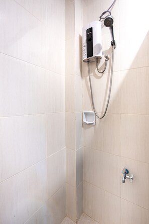 Deluxe Room | Bathroom | Shower, rainfall showerhead, hair dryer, bidet - Siesta Siargao (General Luna)