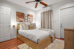 Desk, iron/ironing board, WiFi, bed sheets