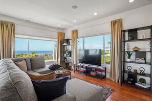 TV, bøker og kontorer