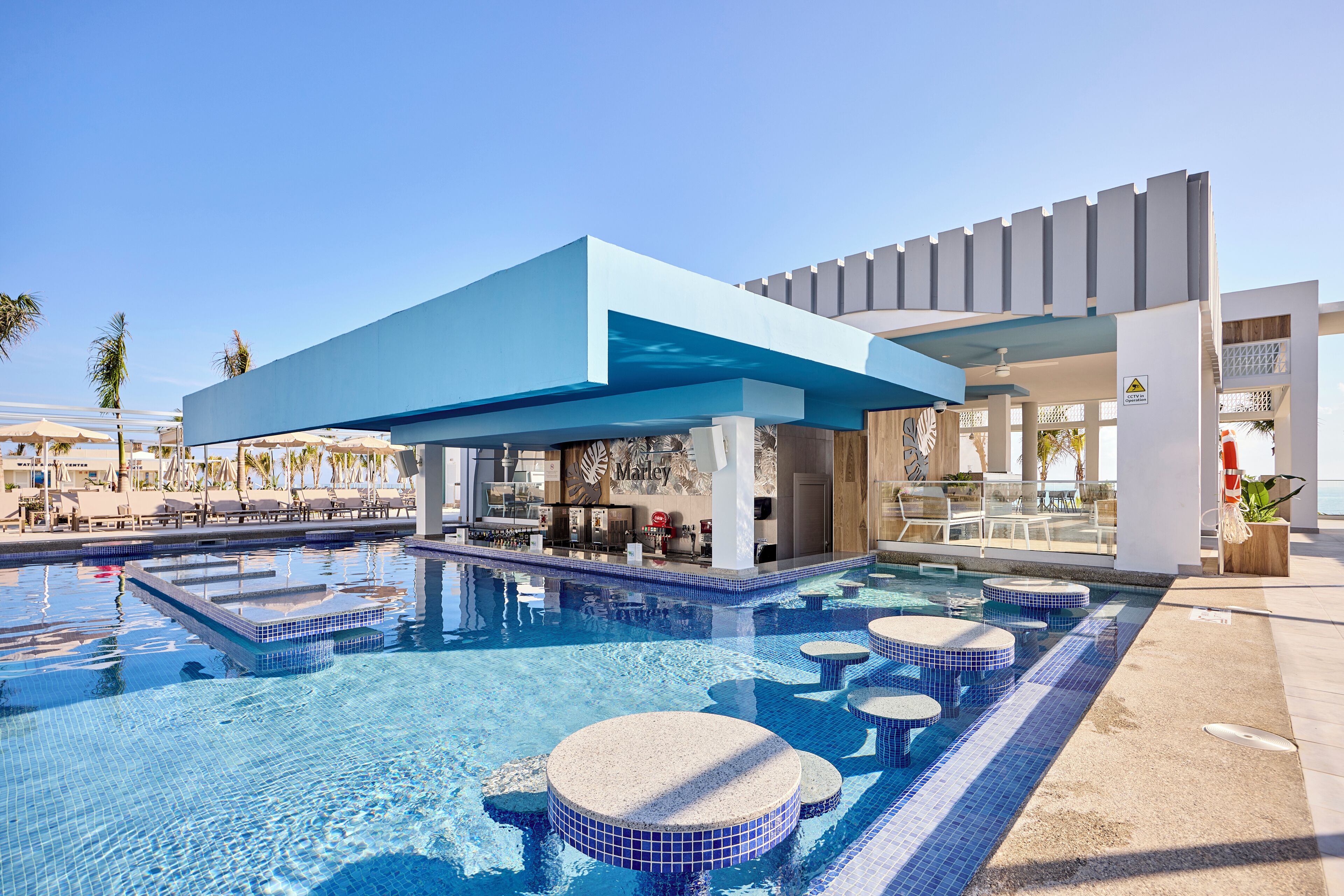 5 Bars/Lounges, 2 Bars im Pool