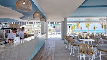 Bar en bord de piscine