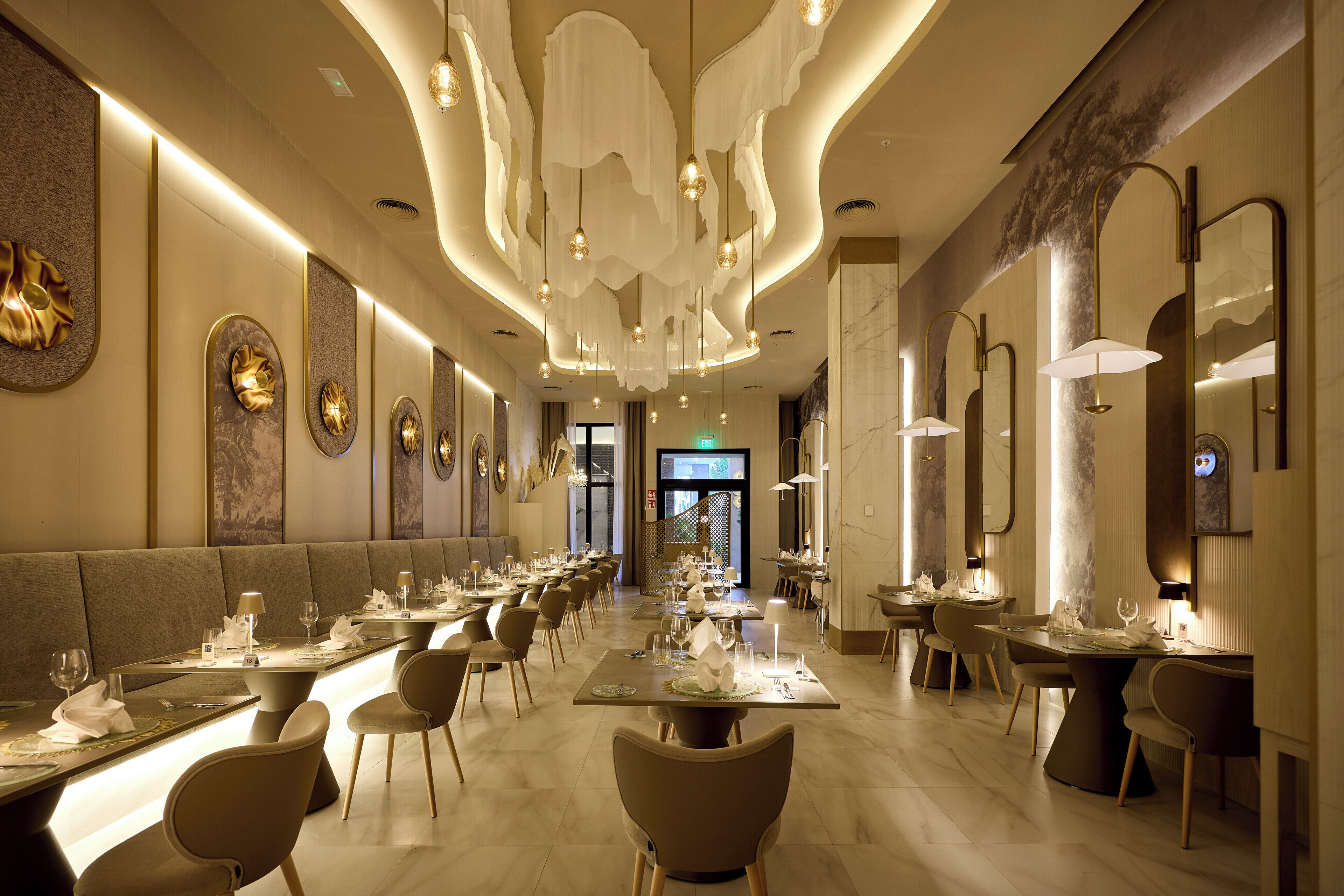 5 restaurants; breakfast, lunch, and dinner served
