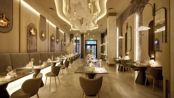 5 restaurants; breakfast, lunch, and dinner served