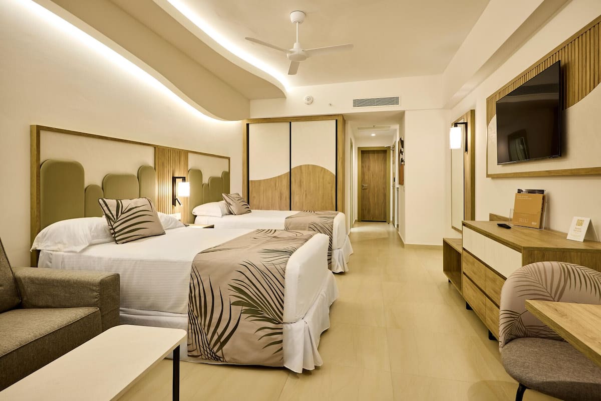 2 bedrooms, minibar, in-room safe, blackout curtains