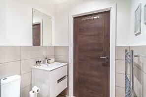 Dusche, Haartrockner, Handtücher