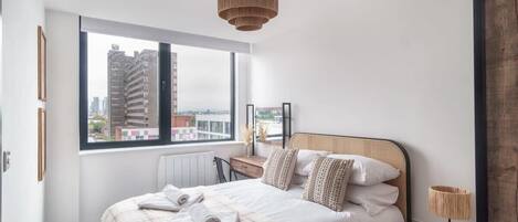 1 habitación, escritorio, tabla de planchar con plancha y wifi