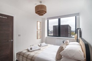 1 slaapkamer, een bureau, een strijkplank/strijkijzer, wifi