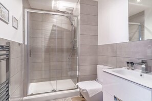 Dusch, hårtork och handdukar