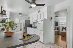 ثلاجة، ميكروويف، فرن، موقد طهي مسطح