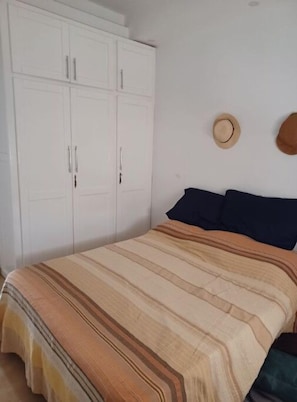 2 slaapkamers, een strijkplank/strijkijzer, gratis wifi, beddengoed