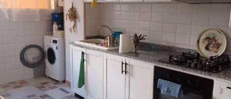 Oven, stovetop, coffee/tea maker, electric kettle