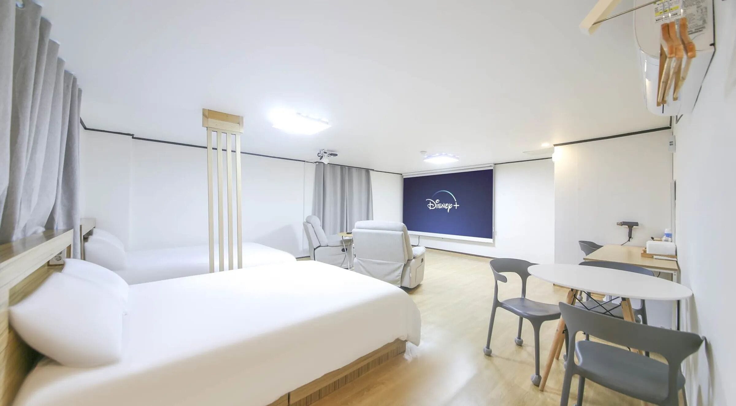 Suíte família | Escrivaninha, Wi-Fi de cortesia, roupa de cama