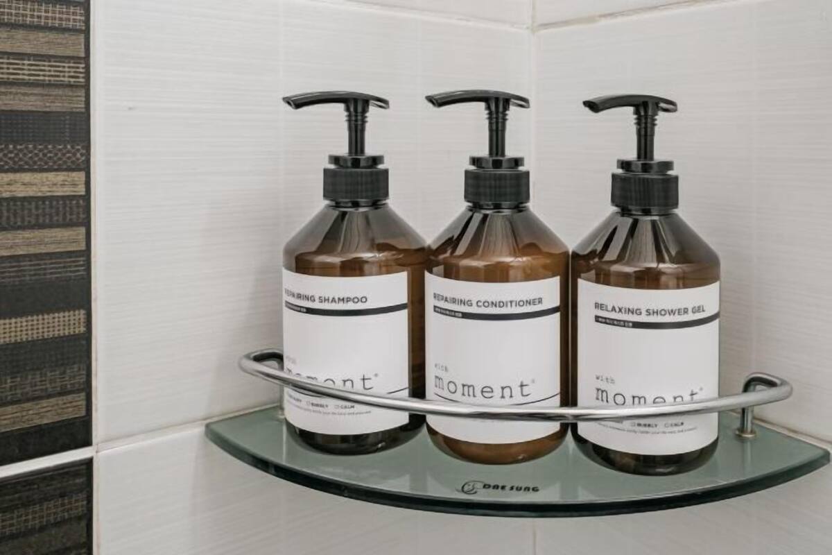 Douche, articles de toilette gratuits, sèche-cheveux