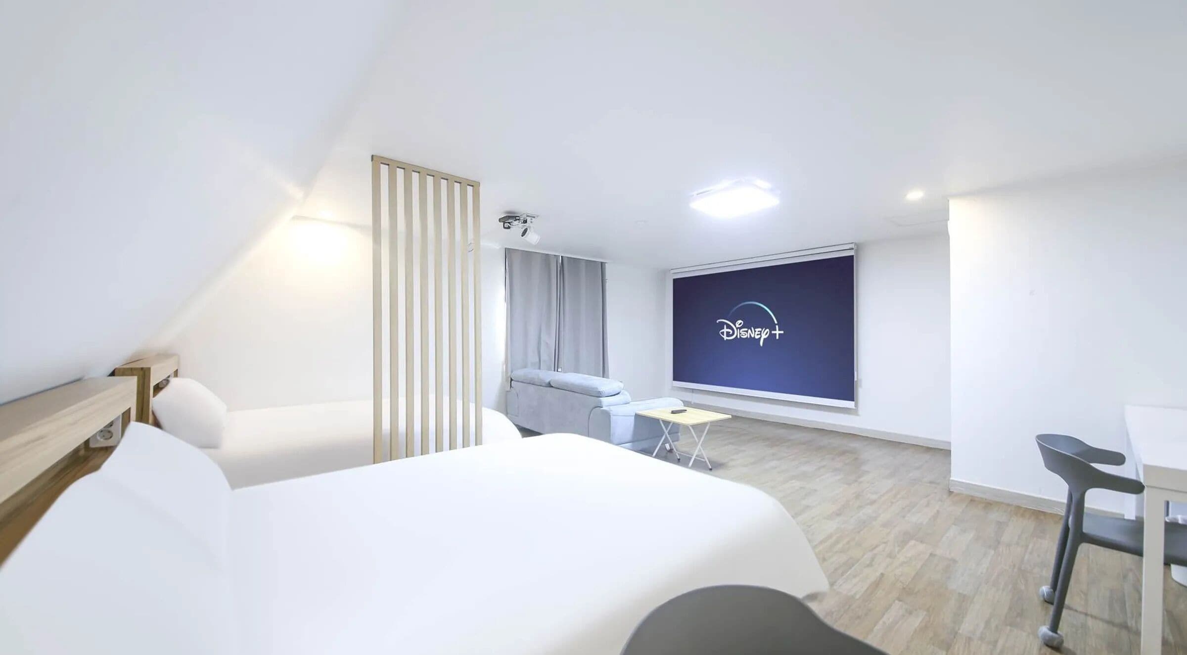 Quarto duplo com design assinado | Escrivaninha, Wi-Fi de cortesia, roupa de cama