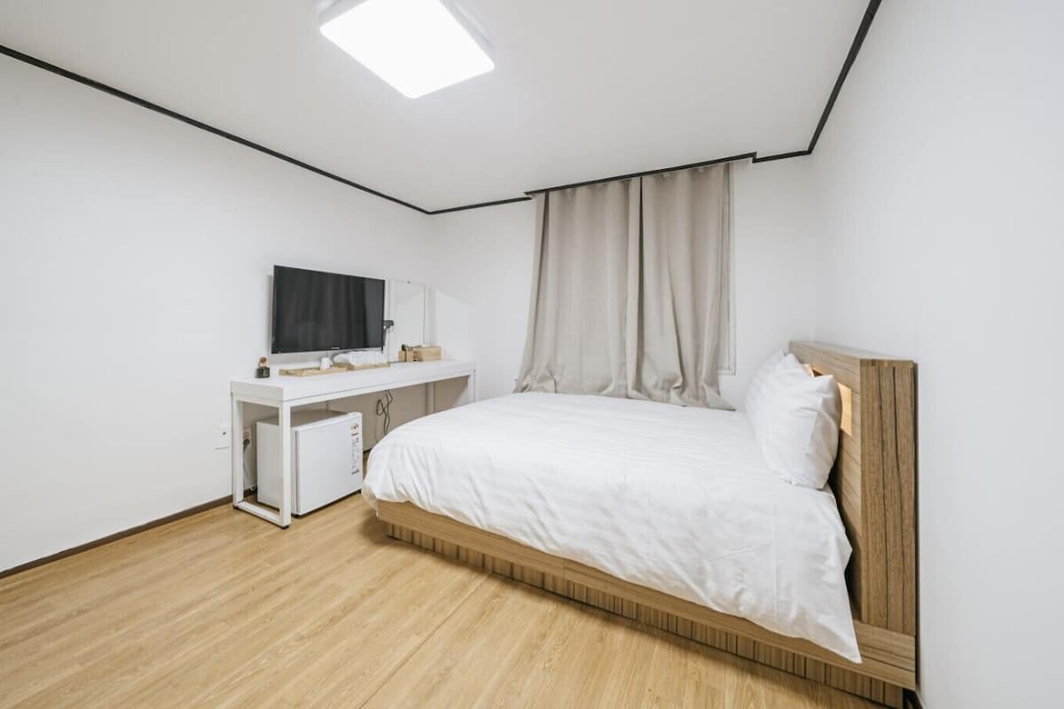 Habitación empresarial doble de uso individual | 1 habitación, escritorio, wifi gratis y ropa de cama