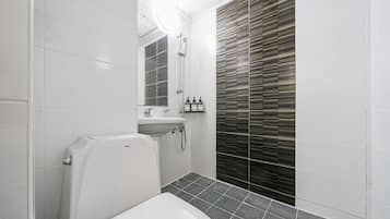 Quarto duplo com design assinado | Banheiro | Chuveiro, produtos de toalete grátis, secador de cabelo
