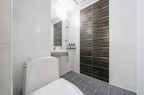 Tomannsrom – signature | Bad | Dusj, toalettartikler (inkludert), hårføner og håndklær