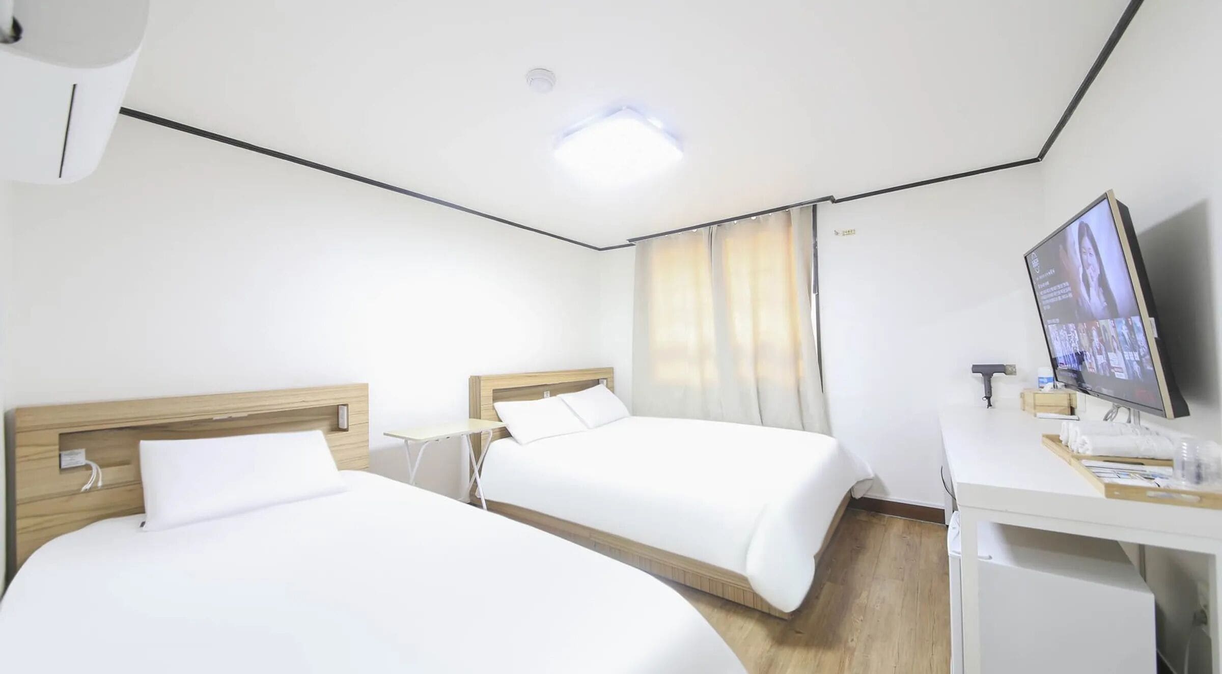 Quarto duplo luxo | Escrivaninha, Wi-Fi de cortesia, roupa de cama