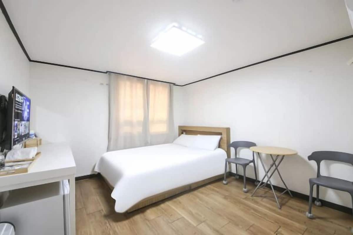 書桌、免費無線上網、床單