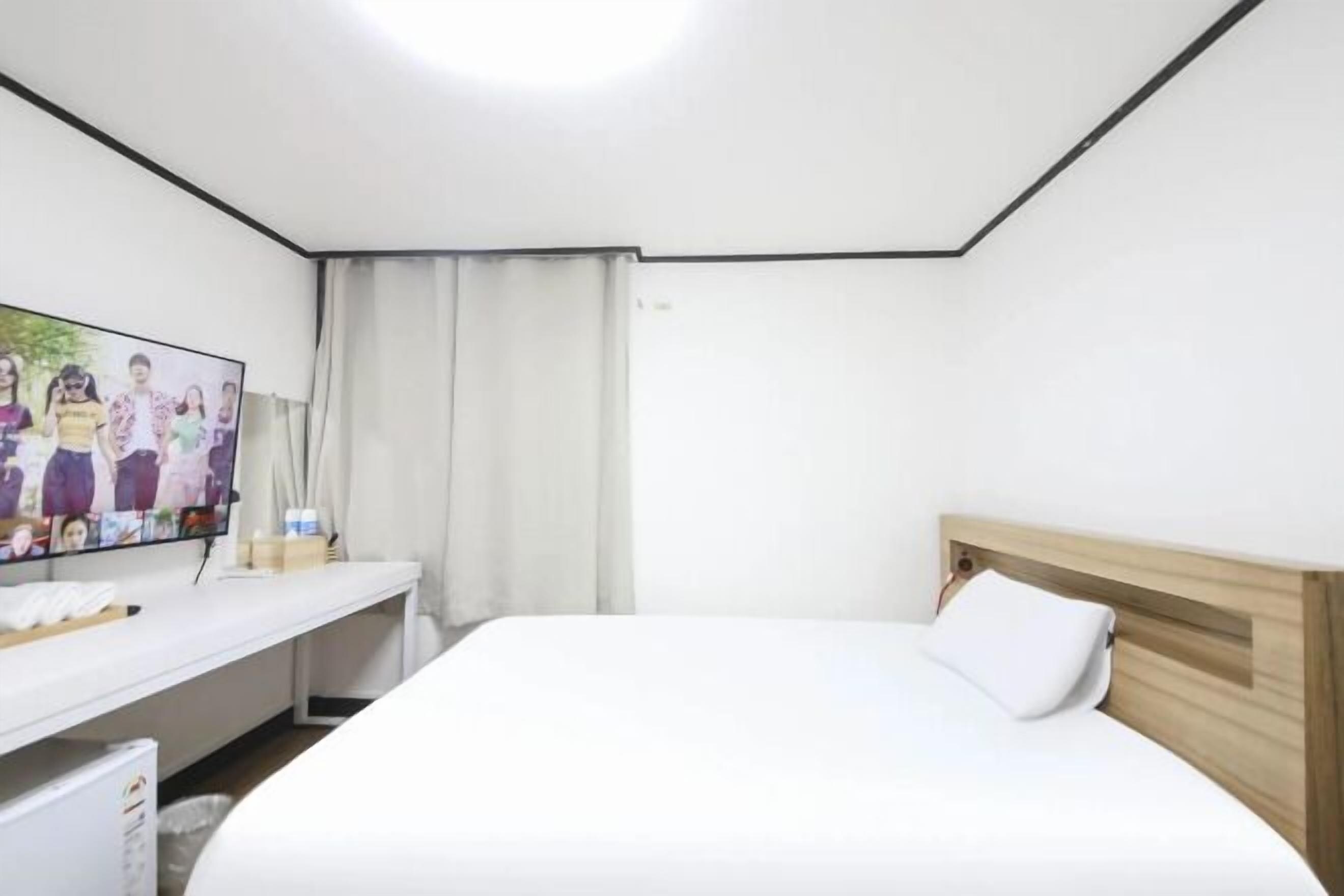 書桌、免費無線上網、床單