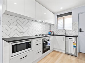 Kühlschrank, Mikrowelle, Ofen, Herdplatte