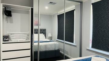 2 Schlafzimmer, Schreibtisch, Bügeleisen/Bügelbrett, Reisekinderbett