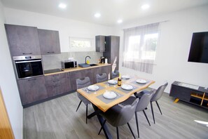 KĂŒhlschrank, Mikrowelle, Ofen, Herdplatte