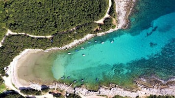 Playa en los alrededores y camastros