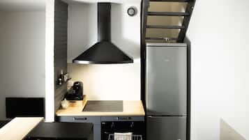 Frigorífico, microondas, horno y placa de cocina