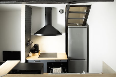 Fridge, microwave, oven, stovetop. Charmante Maisonnette Centre Nemours