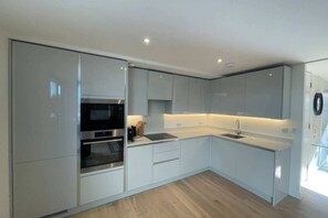 Basic Apartment, 1 King Bed | Private kitchen | Fridge, microwave, oven, stovetop - Modern 1BD Flat Near River Thames, Battersea! (London)