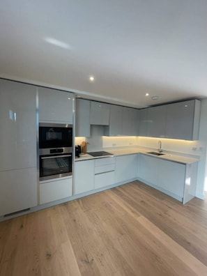 Appartement de base, 1 très grand lit | Cuisine privée | Réfrigérateur, four à micro-ondes, un four, surface de cuisson