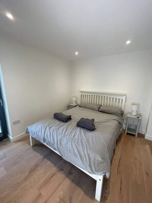 Basic Apartment, 1 King Bed | 1 bedroom, iron/ironing board, bed sheets - Modern 1BD Flat Near River Thames, Battersea! (London)