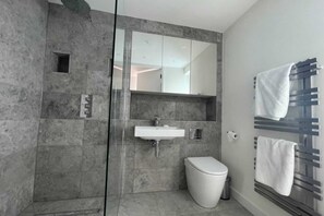 Basic Apartment, 1 King Bed | Bathroom | Shower, towels, soap, shampoo - Modern 1BD Flat Near River Thames, Battersea! (London)
