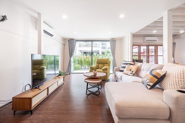 Smart TV - Private-House in Bangkok CityCenter, near BTS Ekkamai station & wi-fi_BigC_7-11 (Krung Thep Maha Nakhon)